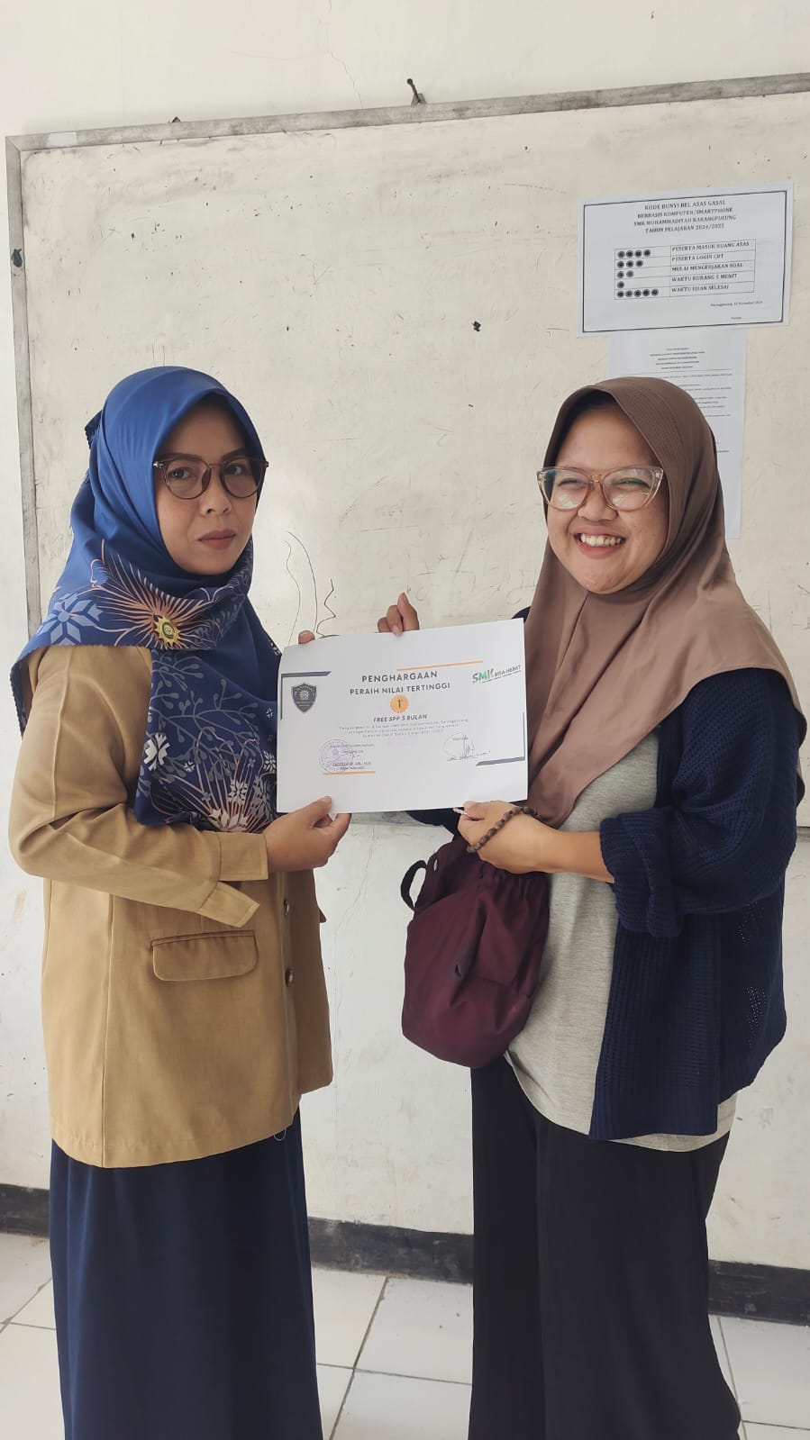 Penyerahan rapot sekaligus piagam